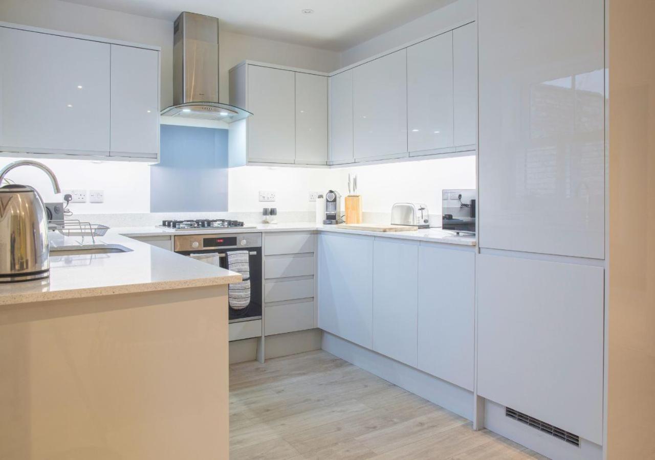 Stunning 2 Bed With Private Patio And Free Parking Villa เชลเทนแฮม ภายนอก รูปภาพ
