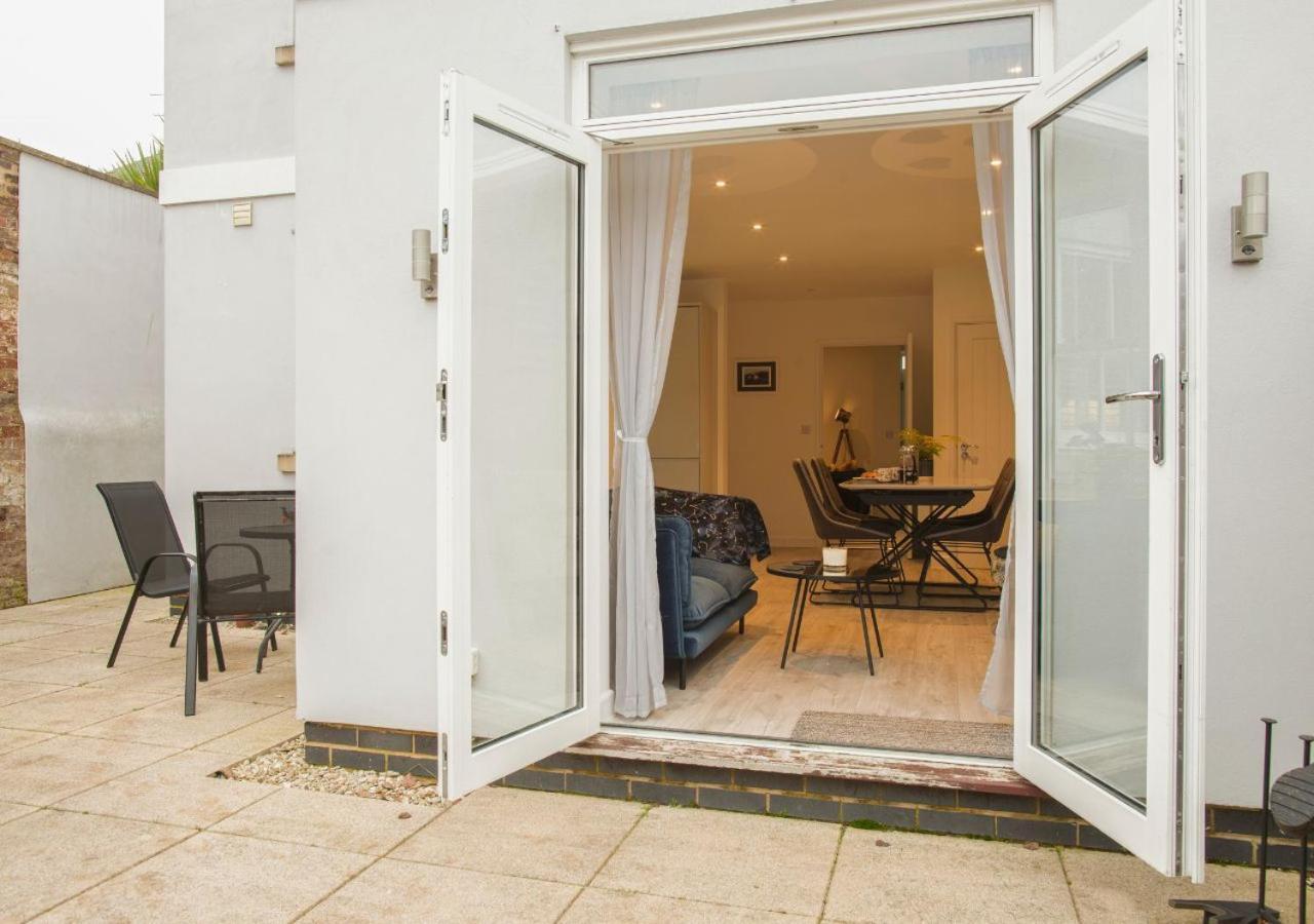 Stunning 2 Bed With Private Patio And Free Parking Villa เชลเทนแฮม ภายนอก รูปภาพ
