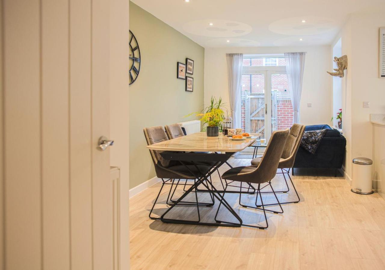 Stunning 2 Bed With Private Patio And Free Parking Villa เชลเทนแฮม ภายนอก รูปภาพ