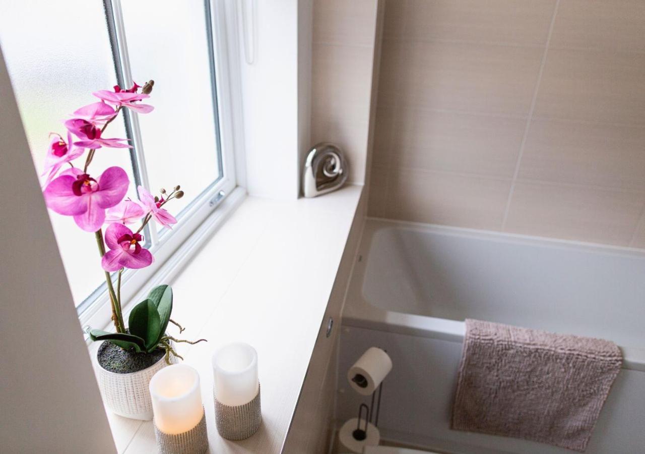 Stunning 2 Bed With Private Patio And Free Parking Villa เชลเทนแฮม ภายนอก รูปภาพ