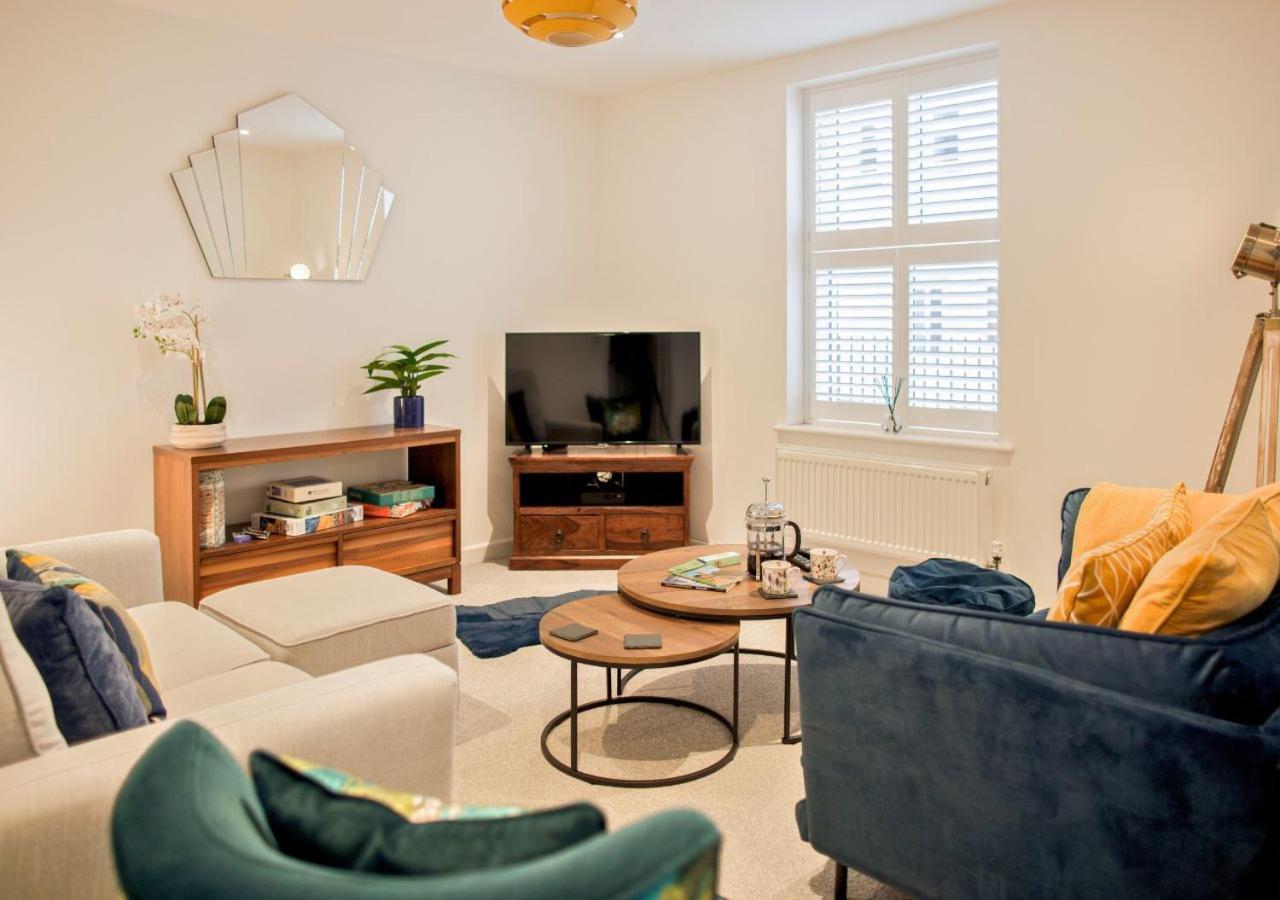 Stunning 2 Bed With Private Patio And Free Parking Villa เชลเทนแฮม ภายนอก รูปภาพ