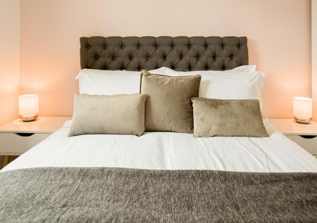 Stunning 2 Bed With Private Patio And Free Parking Villa เชลเทนแฮม ภายนอก รูปภาพ