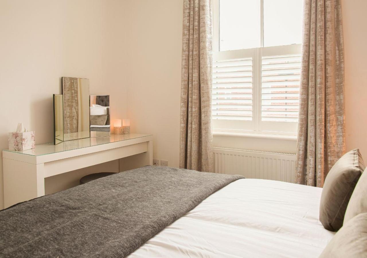 Stunning 2 Bed With Private Patio And Free Parking Villa เชลเทนแฮม ภายนอก รูปภาพ