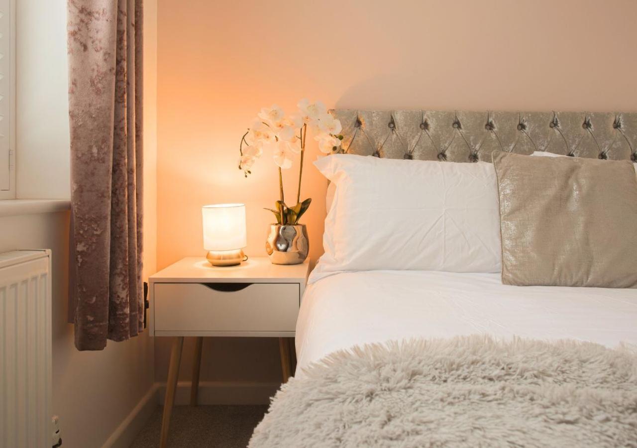 Stunning 2 Bed With Private Patio And Free Parking Villa เชลเทนแฮม ภายนอก รูปภาพ