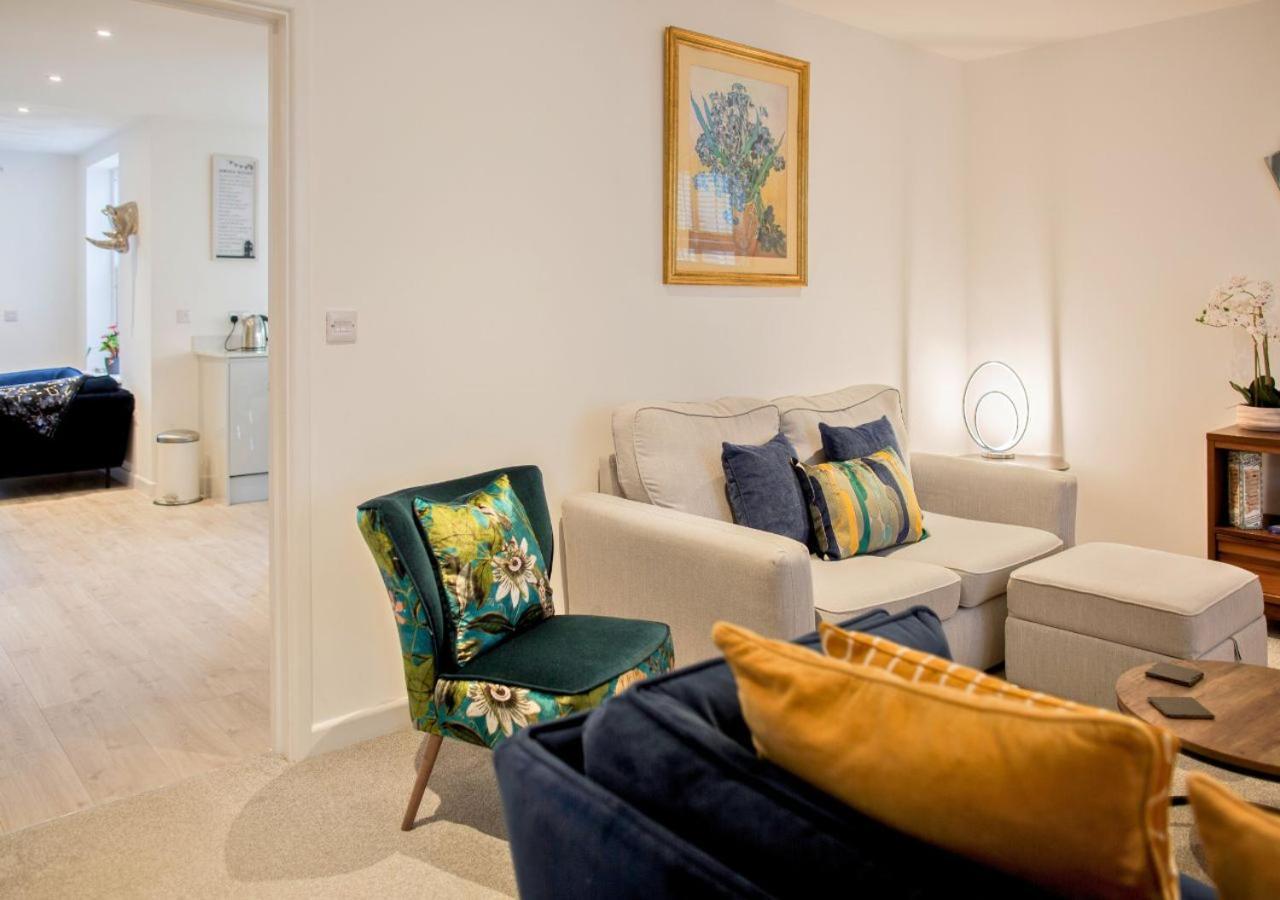 Stunning 2 Bed With Private Patio And Free Parking Villa เชลเทนแฮม ภายนอก รูปภาพ
