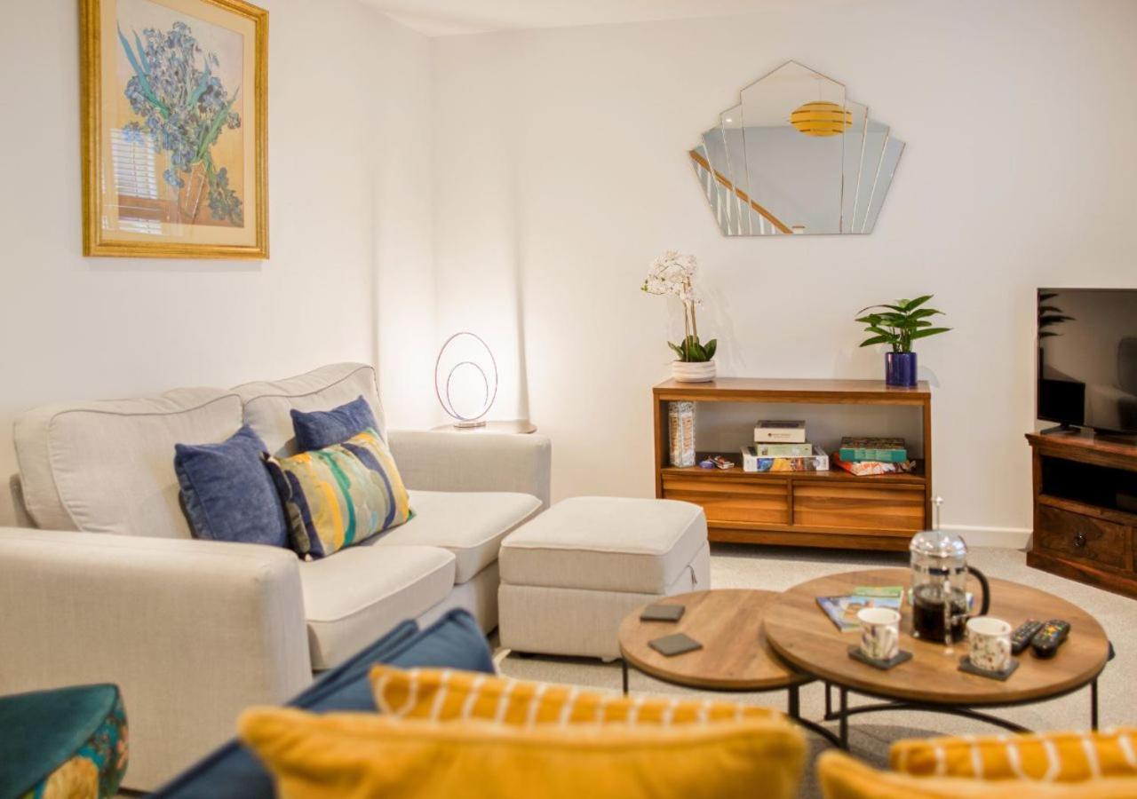 Stunning 2 Bed With Private Patio And Free Parking Villa เชลเทนแฮม ภายนอก รูปภาพ