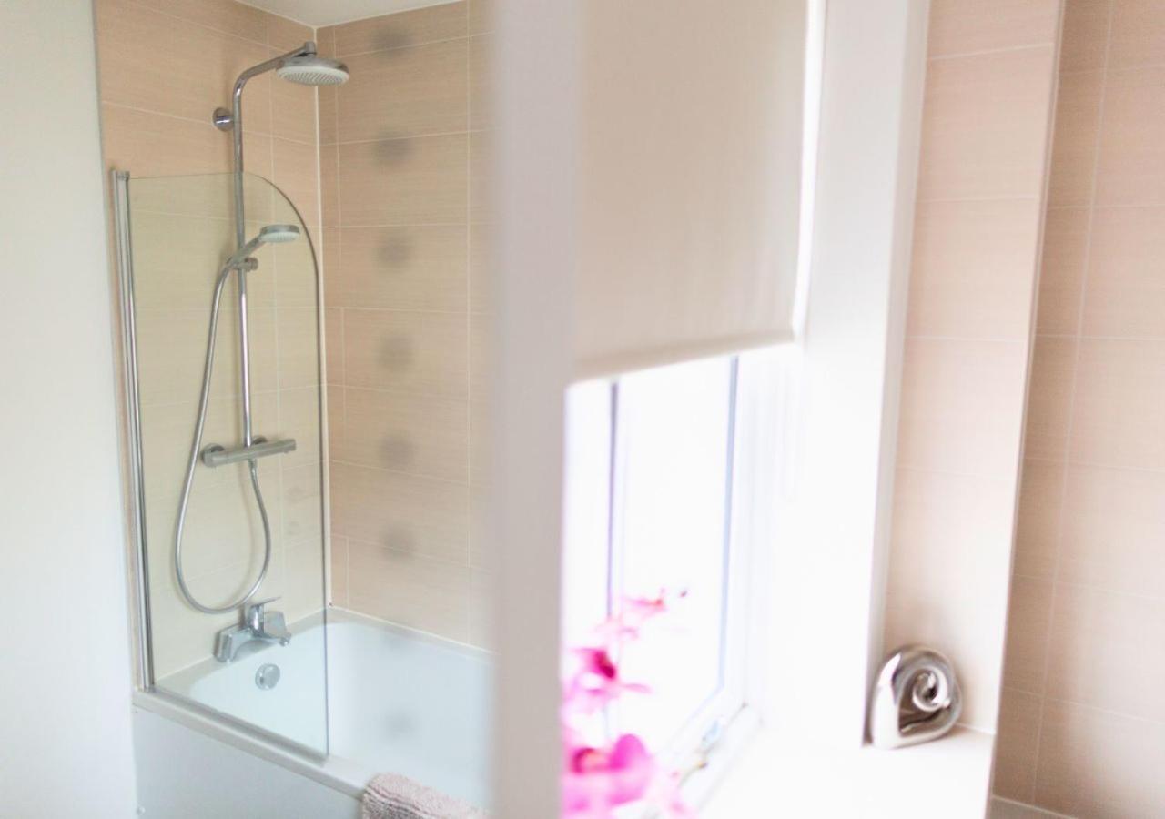 Stunning 2 Bed With Private Patio And Free Parking Villa เชลเทนแฮม ภายนอก รูปภาพ