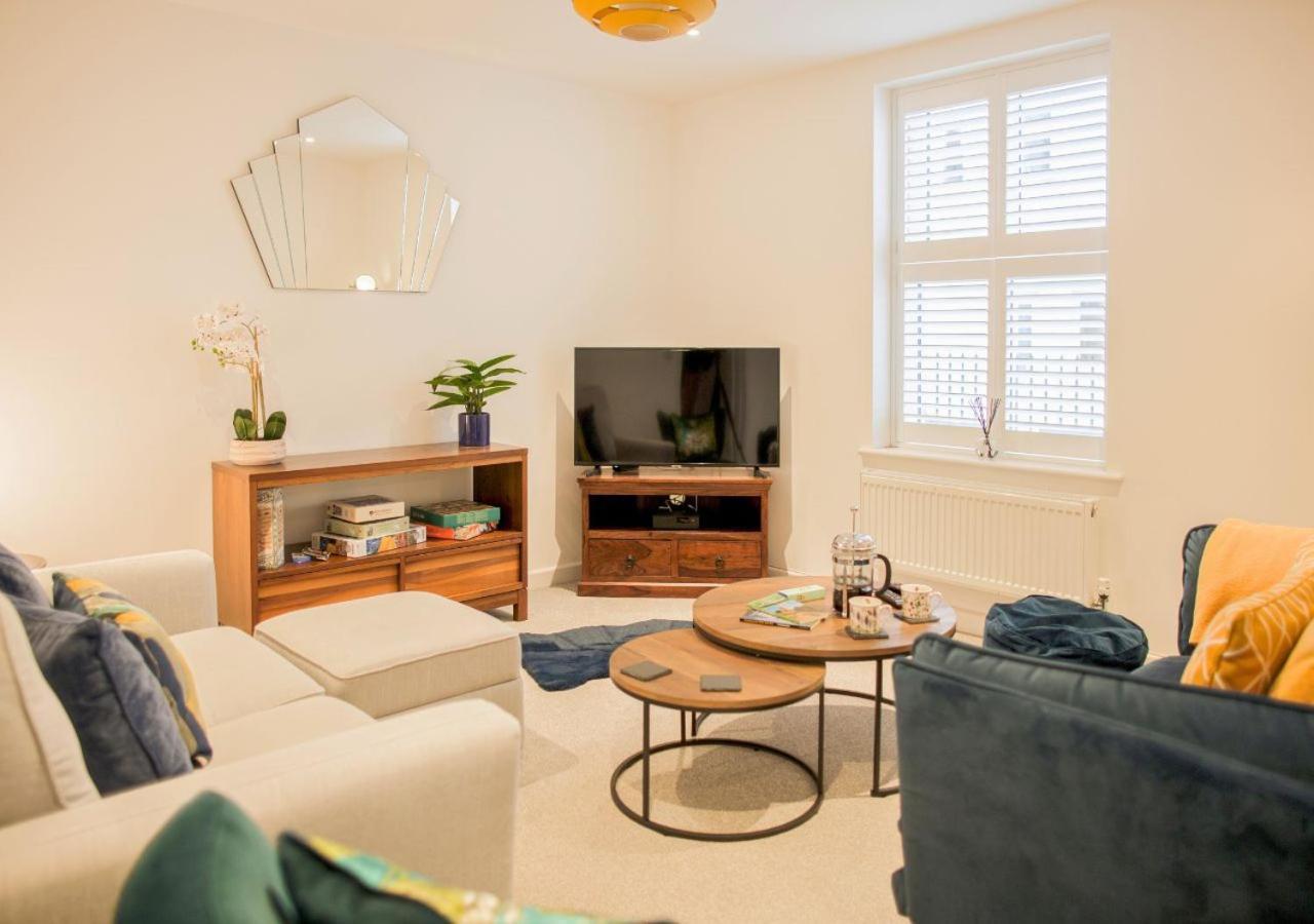 Stunning 2 Bed With Private Patio And Free Parking Villa เชลเทนแฮม ภายนอก รูปภาพ