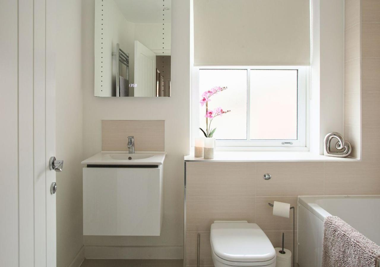 Stunning 2 Bed With Private Patio And Free Parking Villa เชลเทนแฮม ภายนอก รูปภาพ