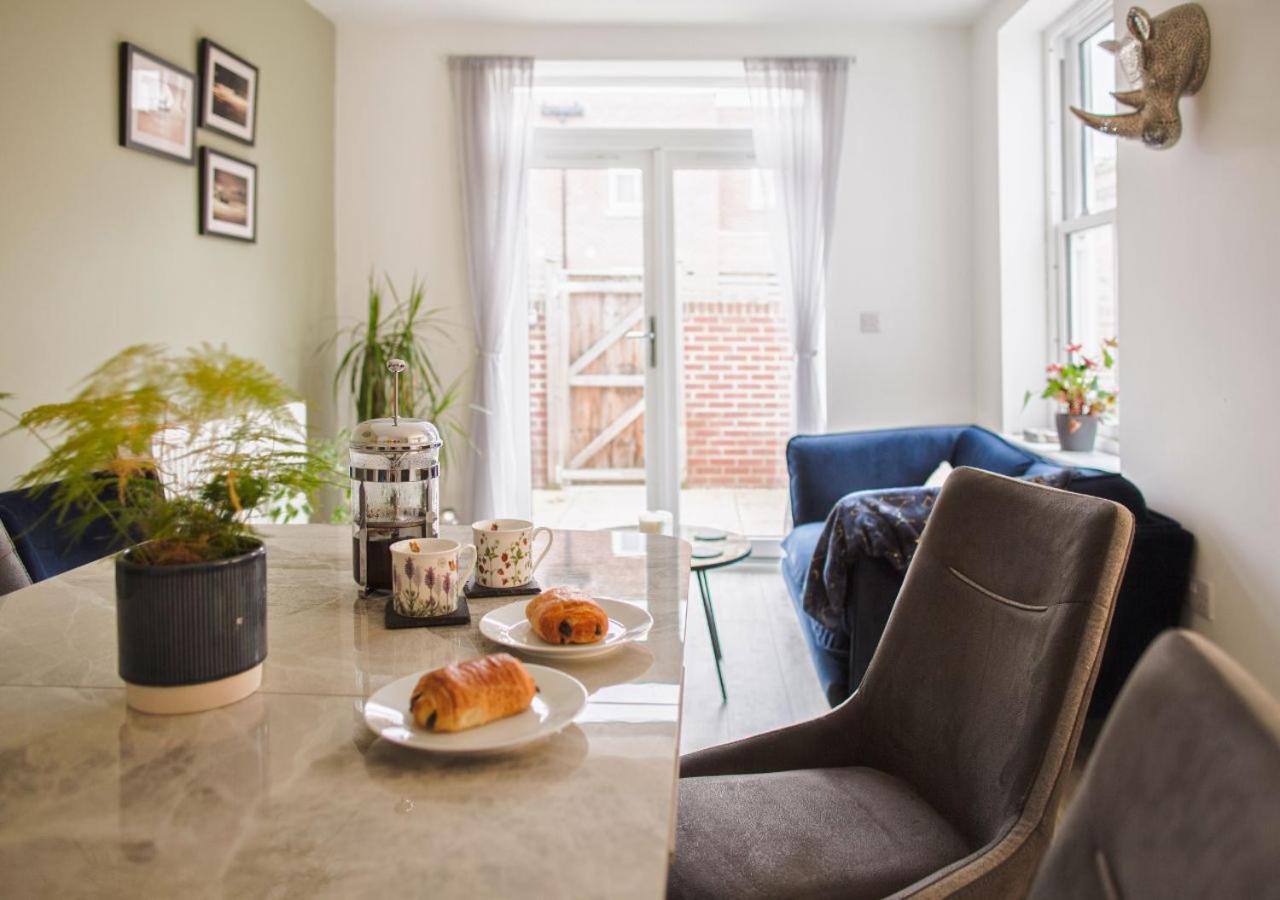 Stunning 2 Bed With Private Patio And Free Parking Villa เชลเทนแฮม ภายนอก รูปภาพ