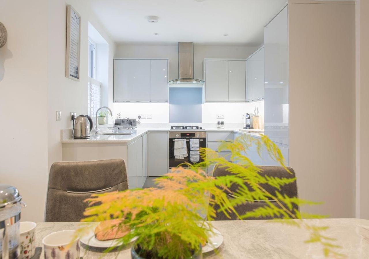 Stunning 2 Bed With Private Patio And Free Parking Villa เชลเทนแฮม ภายนอก รูปภาพ