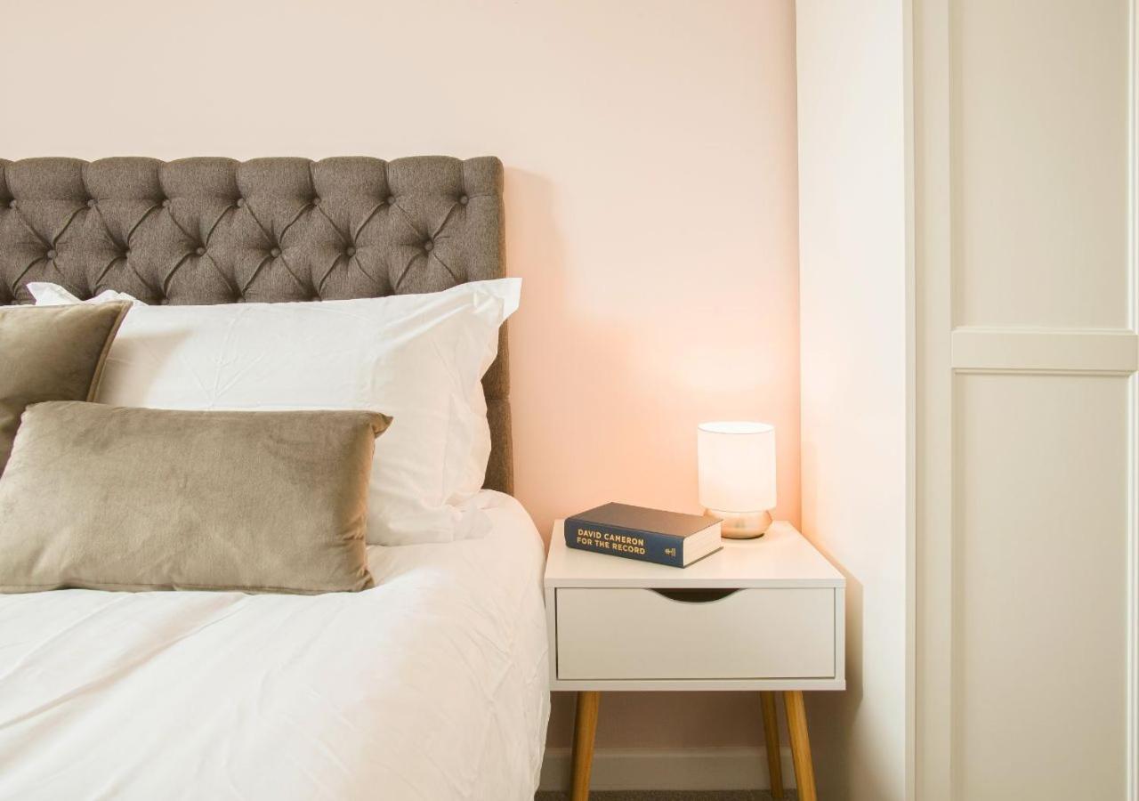 Stunning 2 Bed With Private Patio And Free Parking Villa เชลเทนแฮม ภายนอก รูปภาพ