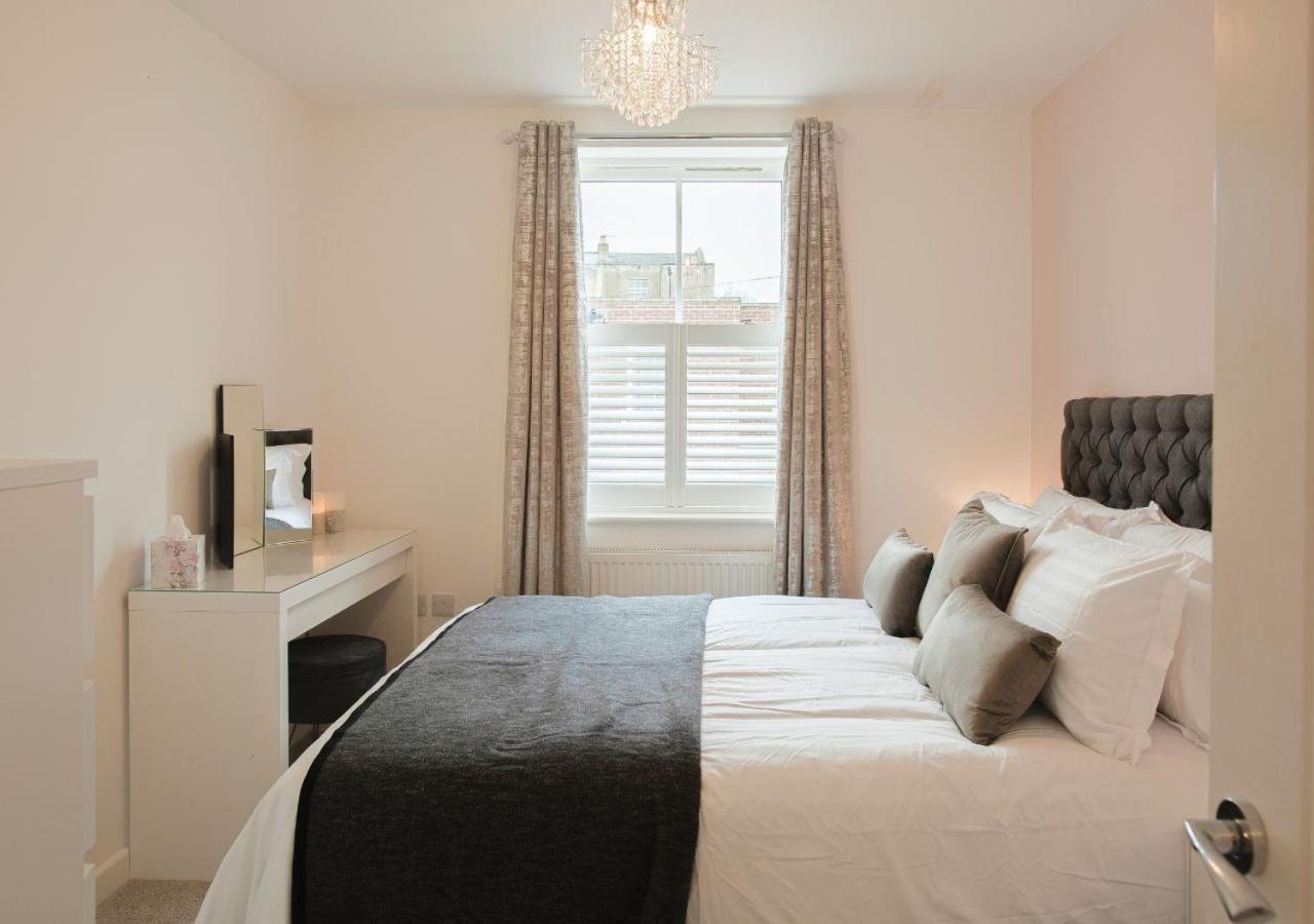 Stunning 2 Bed With Private Patio And Free Parking Villa เชลเทนแฮม ภายนอก รูปภาพ