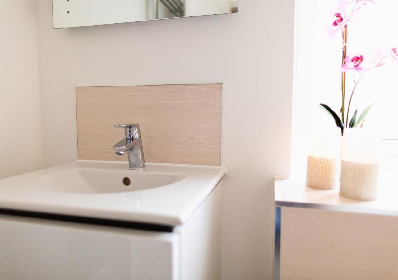 Stunning 2 Bed With Private Patio And Free Parking Villa เชลเทนแฮม ภายนอก รูปภาพ