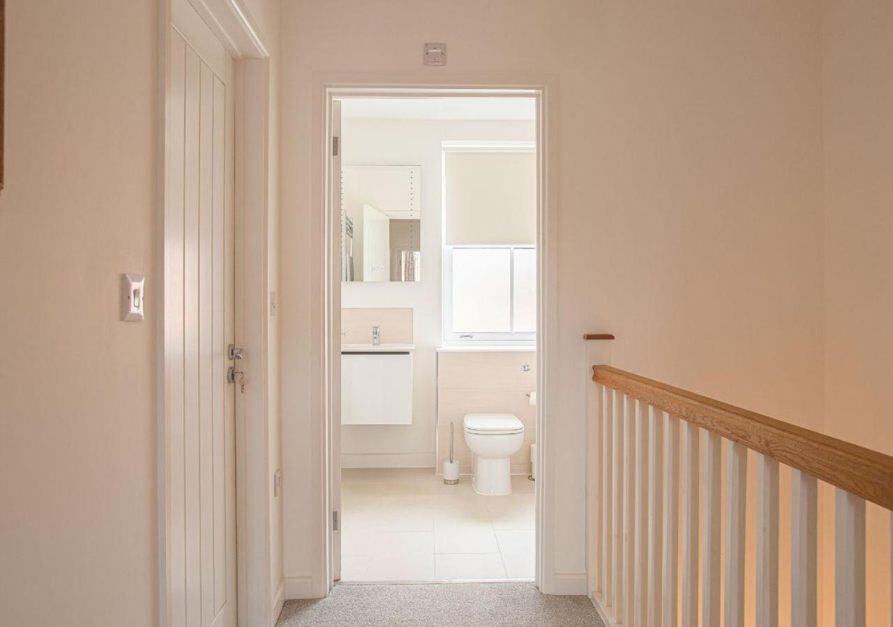 Stunning 2 Bed With Private Patio And Free Parking Villa เชลเทนแฮม ภายนอก รูปภาพ